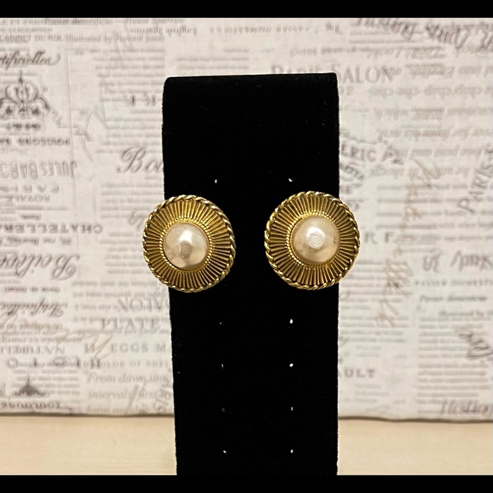 Authentic CHANEL Vintage gold tone Clip-on earrings